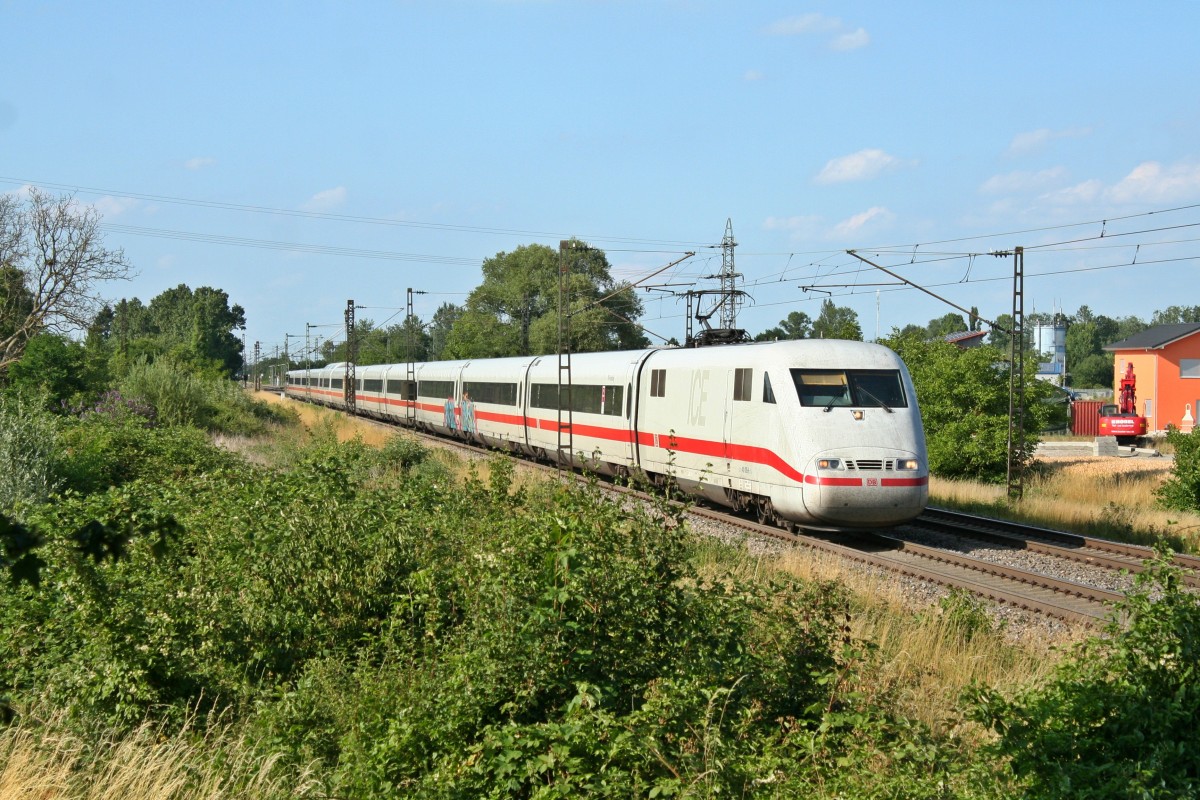 401 085-6 als ICE 77 von Hamburg-Altona nach Zrich HB am Abend des 25.06.14 sdlich von Buggingen.