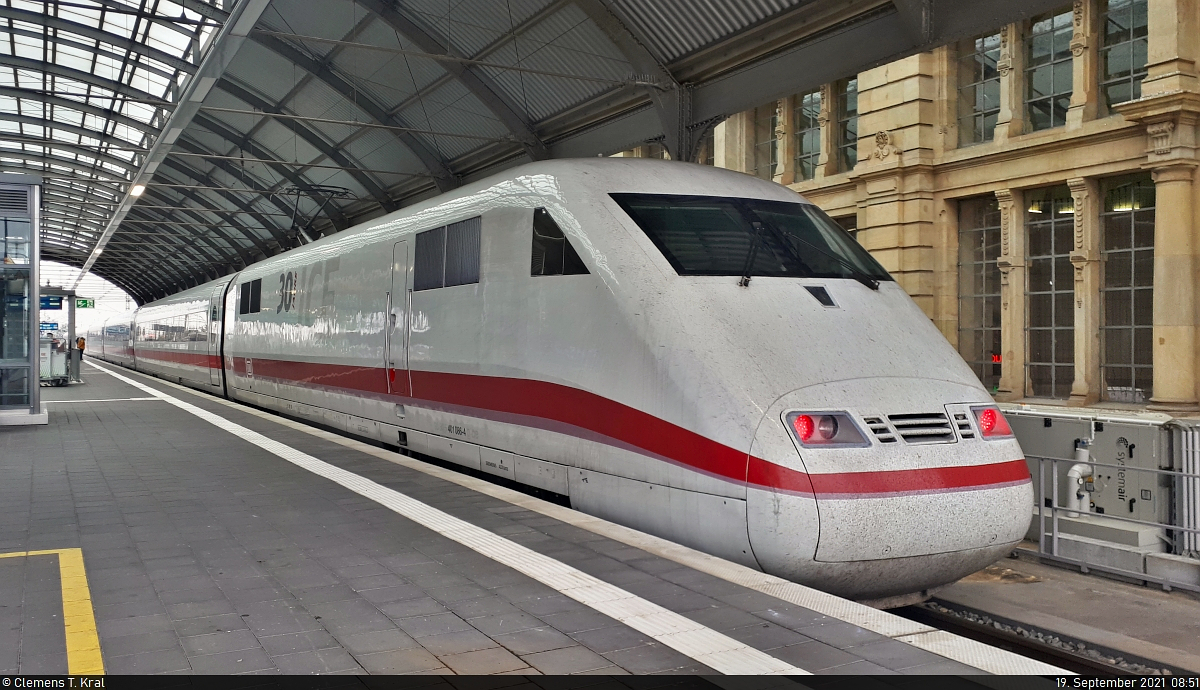 401 086-4 (Tz 186  Chur ), mit der Sonderbeklebung anlässlich 30 Jahren ICE, steht in Halle(Saale)Hbf auf Gleis 8.

🧰 DB Fernverkehr
🚝 ICE 701 (Linie 18) Berlin Hbf (tief)–München Hbf
🕓 19.9.2021 | 8:51 Uhr

(Smartphone-Aufnahme)