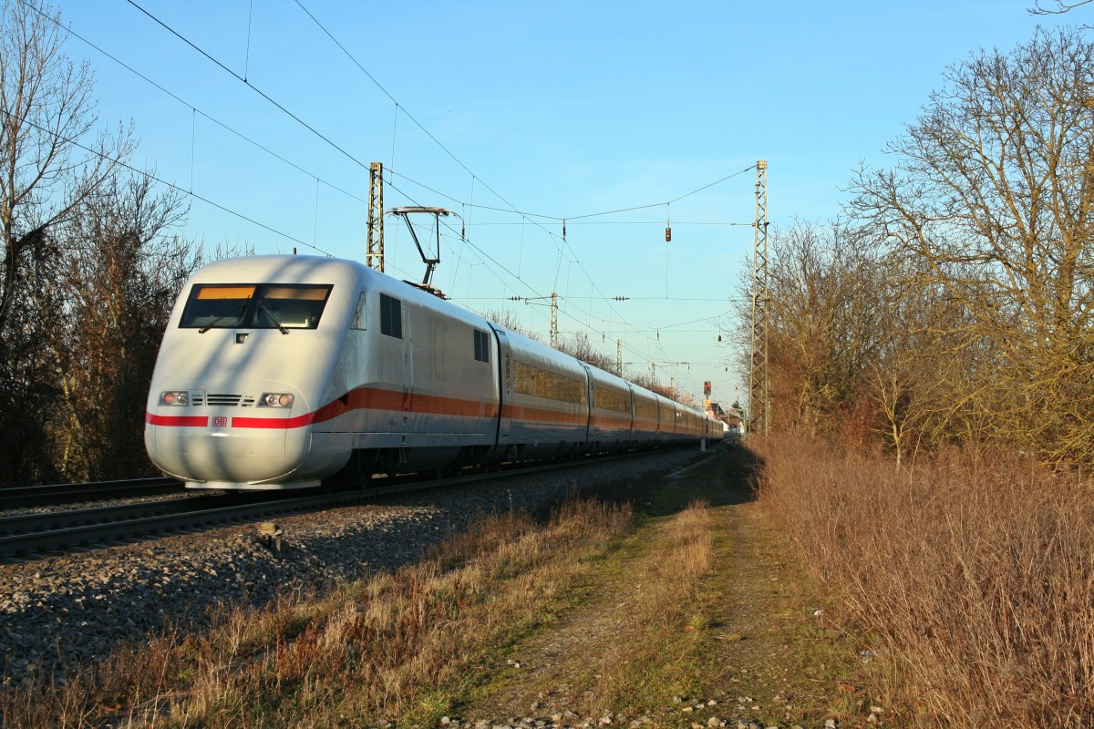 401 086-4 war am spten Nachmittag des 23.12.13 als ICE 70 von Basel SBB nach Hamburg-Altona unterwegs. Hier konnte ich den frisch lackierten und revidierten Zug in Heitersheim aufnehmen.