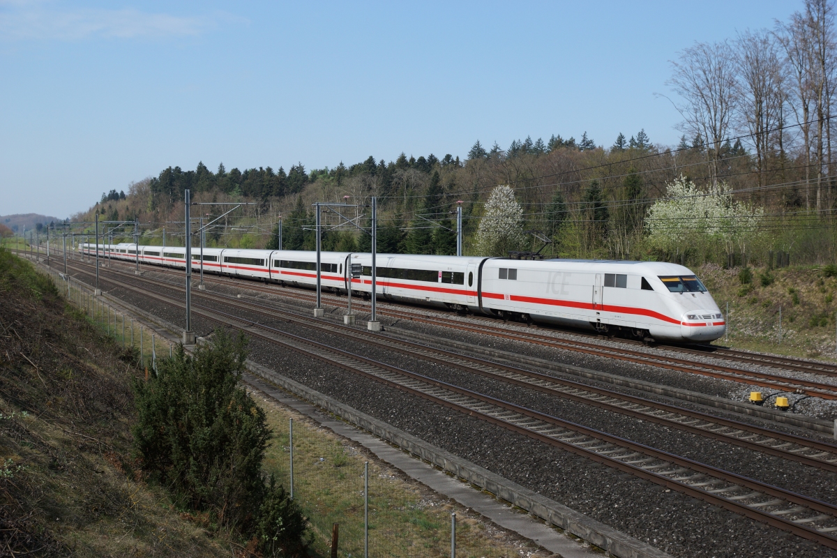 401 087-2 fährt am 13.04.2014 mit dem ICE 278 von Bern Richtung Olten, aufgenommen auf der Neubaustrecke bei Herzogenbuchsee.