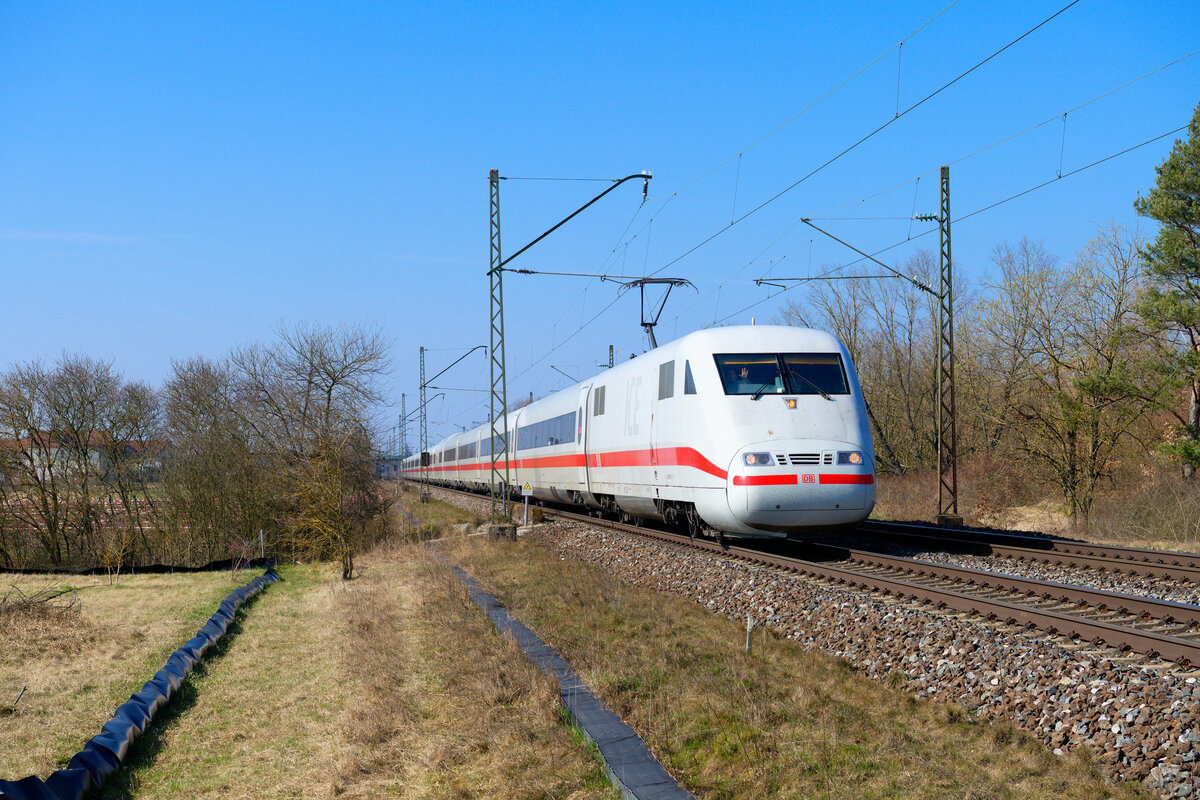 401 087 DB Fernverkehr als ICE 705 (Hamburg-Altona - München Hbf) bei Hirschaid, 24.03.2021