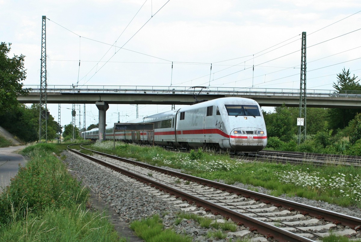 401 088-0 als ICE 270 von Berlin Ostbahnhof nach Interlaken Ost am 03.08.13 bei der Durchfahrt in Mllheim (Baden).
Dieser Zug wird planmig nie mit einem SBB-tauglichen 401 gefahren, da der Zug in Basel SBB endet und dann als ICE 270 zurck nach Berlin fhrt.