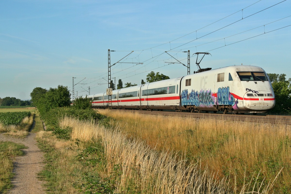 401 088-0 als ICE 3 von Karlsruhe nach Zrich HB am Morgen des 03.07.14 sdlich des kleinen Weinortes Hgelheim.