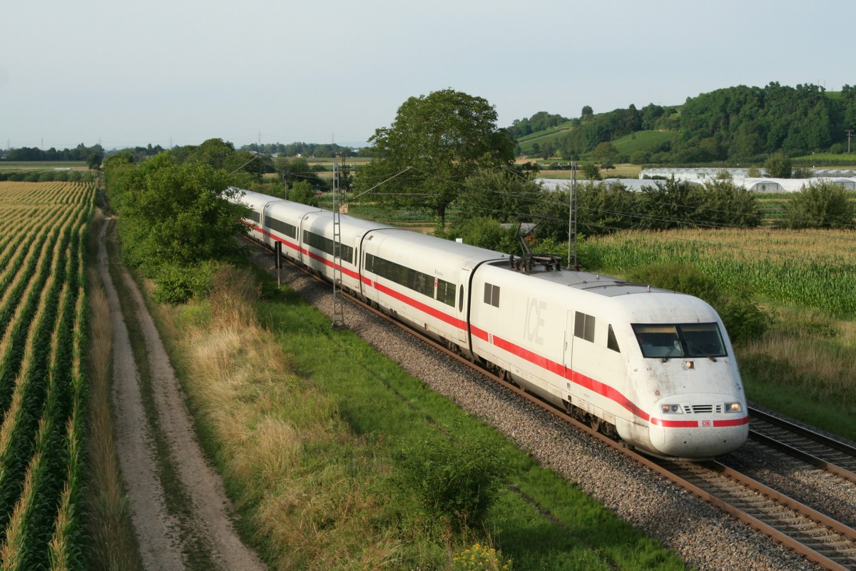 401 089-1 war am Abend des 03.08.13 mal wieder als ICE 373 Richtung Interlaken Ost unterwegs. Hier ist der Zug kurz vor Mllheim-Hgelheim zu sehen.