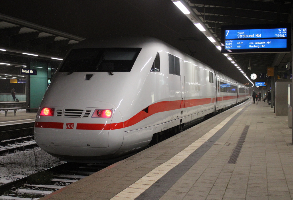 401 089-8 als ICE 1074(Hamburg-Altona-Stralsund)kurz nach der Ankunft im Rostocker Hbf.10.12.2021
