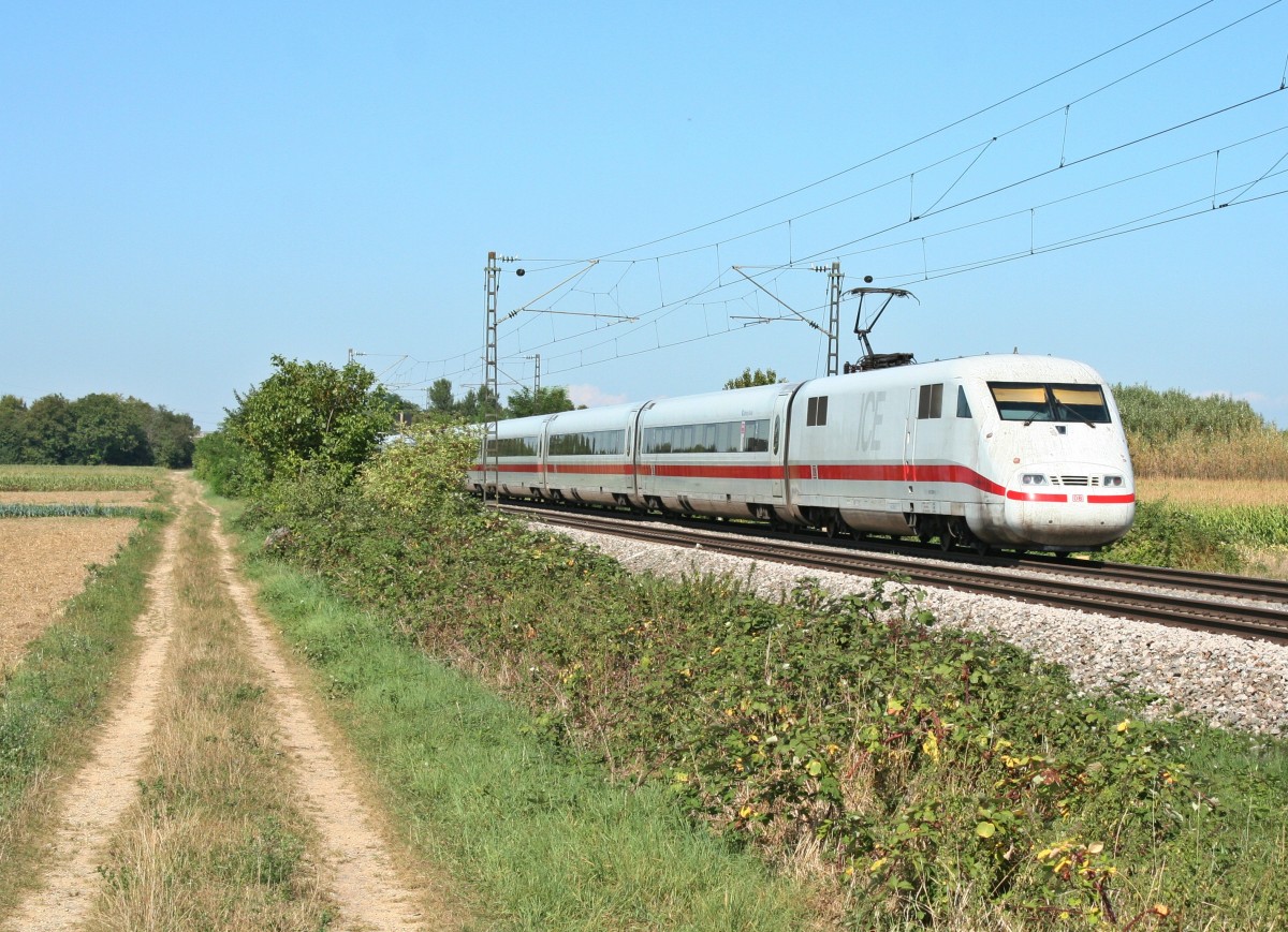 401 089-8 als ICE 70 von Basel SBB nach Hamburg-Altona am 06.09.13 zwischen Mllheim (Baden) und Buggingen.
Normal wird dieser Zug von einem nicht-SBB-tauglichen 401 gefahren.