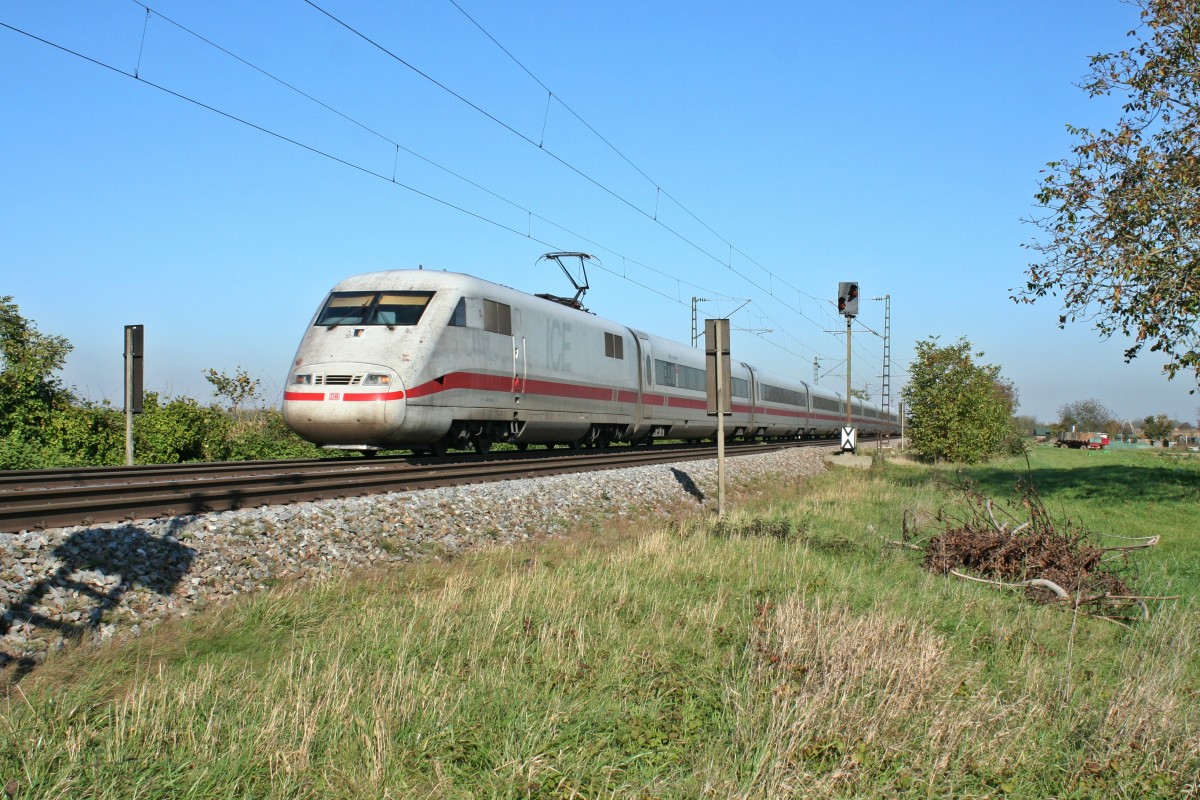 401 089-8 als ICE 71 von Hamburg Altona nach Basel SBB am Mittag des 31.10.13 nrdlich von Hgelheim.