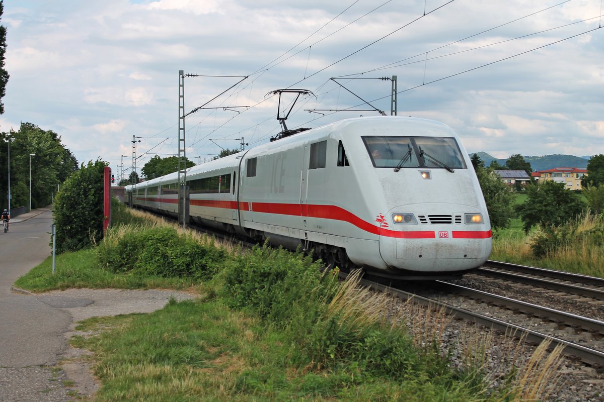 401 089-8 am 26.06.2015 kurz hinter dem Bahnhof von Bad Krozingen, als dieser auf dem Weg in Richtung Basel/Schweiz war.