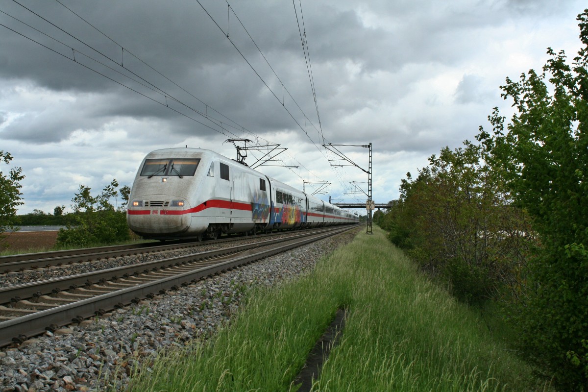 401 090-6 als ICE 275 von Berlin Ostbahnhof nach Interlaken Ost am Mittag des 08.05.14 westlich von Hgelheim.