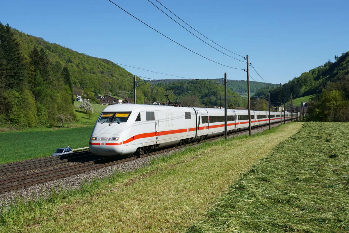 401 090-6 befindet sich am 05.05.2016 mit dem ICE 376 bei Tecknau.