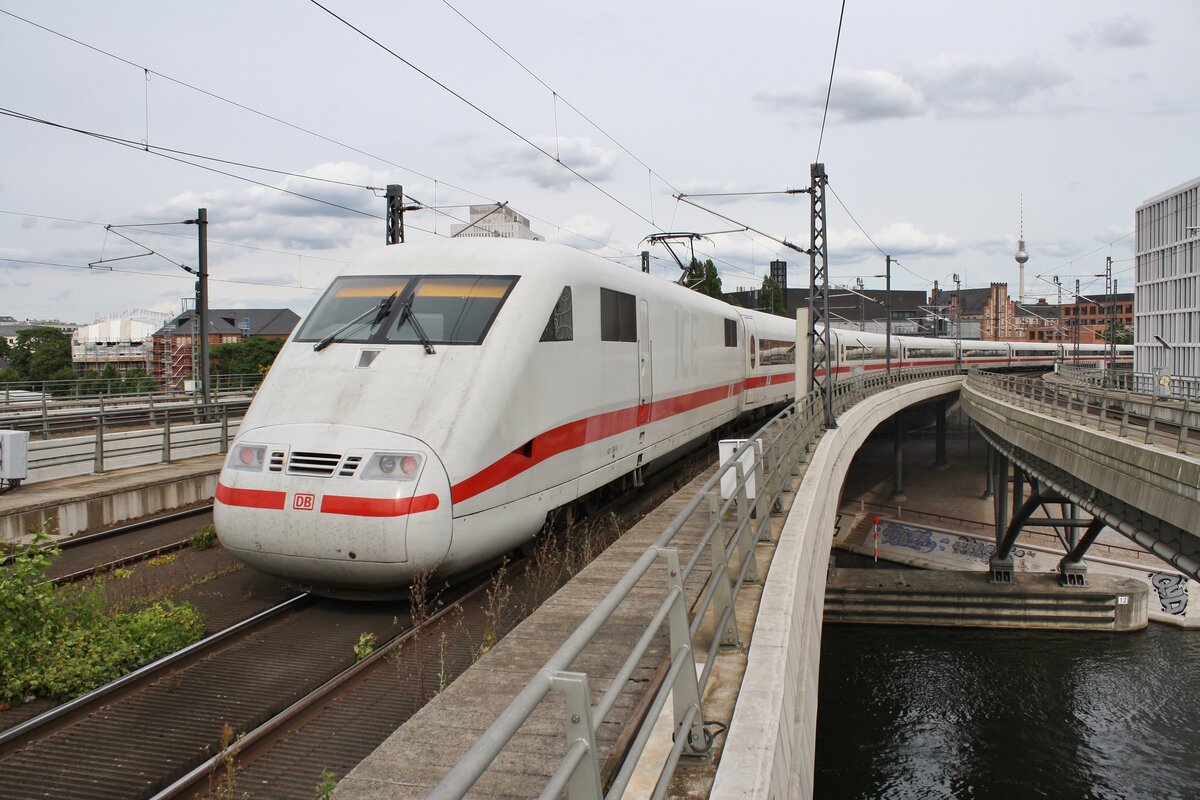 401 090-6  Ludwigshafen  fährt am 07.08.2021 als ICE798 von Frankfurt (Main) Flughafen Fernbahnhof nach Berlin Ostbahnhof aus dem Berliner Hauptbahnhof aus. 