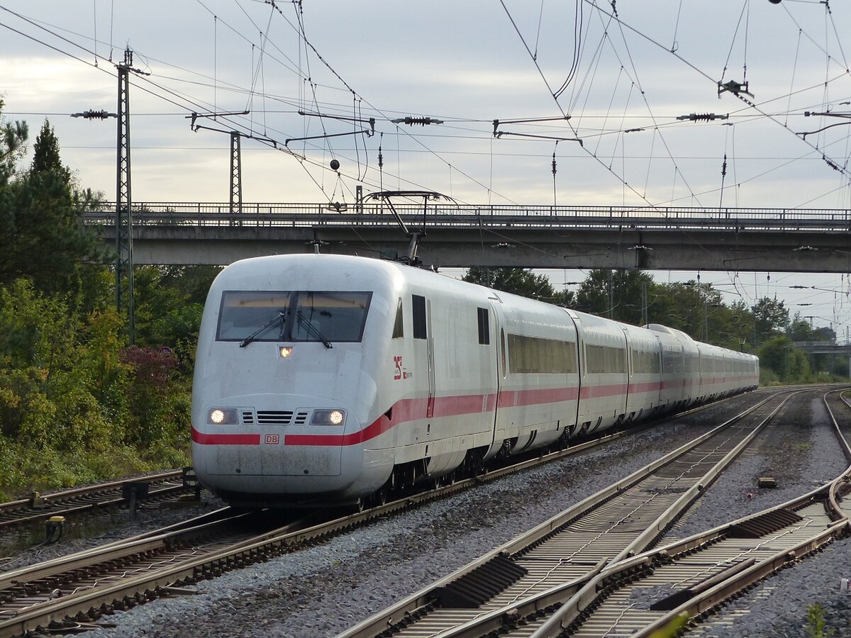 401 090 (LUDWIGSHAFEN A. RHEIN) als ICE nach Hamburg bei der Durchfahrt Brock=Ostbevern, 30.09.2021