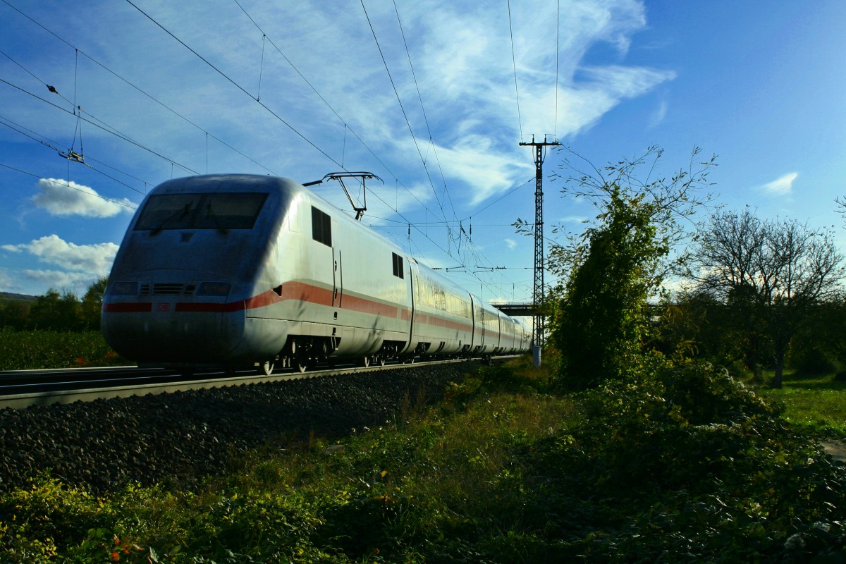 401 50_-_ war am 02.11.13 als ICE 279 von Berlin Ostbahnhof nach Basel SBB unterwegs. Hier ist der leider unbekannt gebliebene Zug bei der Einfahrt in den Bahnhofsbereich von Mllheim (Baden) zu sehen.