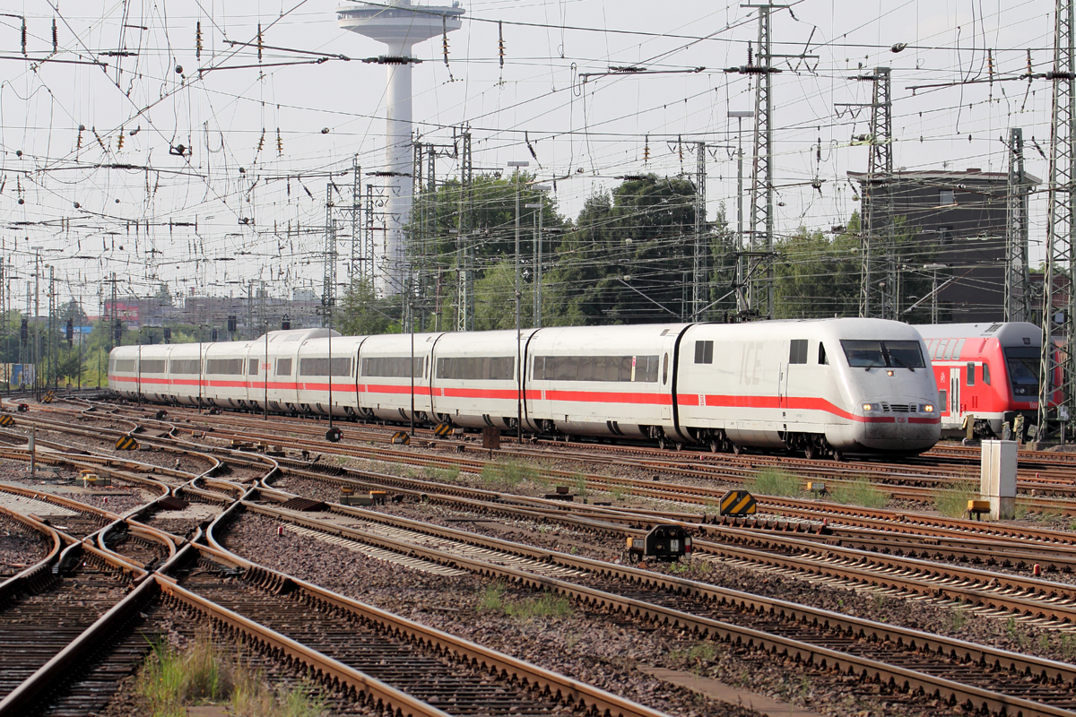 401 502-0 fährt in den Bremer Hbf. ein 12.8.2015