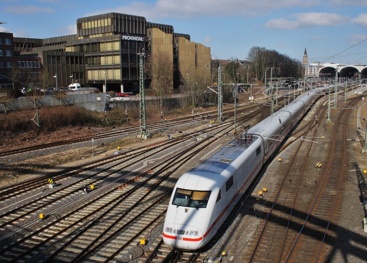 401 502-0 kam als ICE674 aus Karlsruhe Hbf. in den Norden. Bis zur Leistung des ICE883 nach München Hbf. sind noch 2h Zeit. Deshalb zieht 401 502-0 in die Abstellgruppe des BW Kiel. (16.3.2016) 