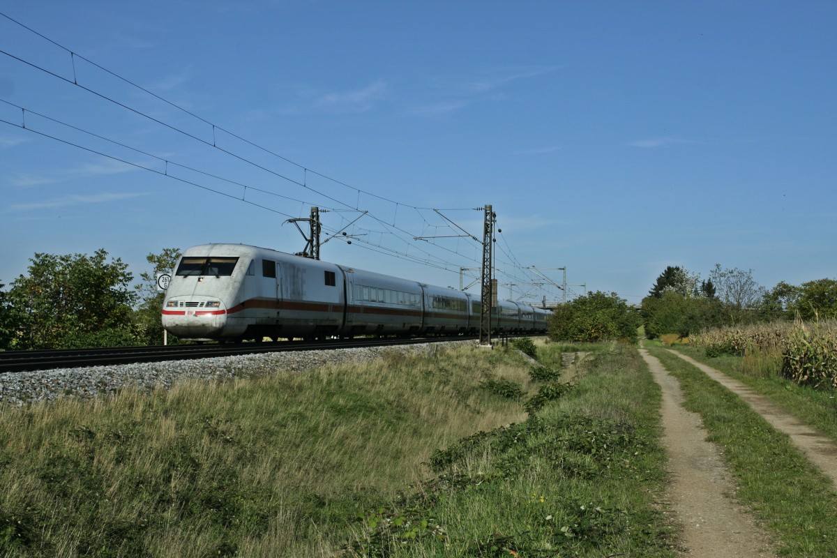 401 507-9 als ICE 73 von Kiel nach Basel/Zrich am Nachmittag des 19.10.13 bei Hgelheim.
Auf Grund der nicht vorhandenen SBB-Tauglichkeit endet der Zug in Basel SBB. Der Zug wird von einem auf SBB umgeschalteten 401 bernommen und bis Zrich weitergefhrt. (Natrlich nur die Zugnummer!) Der ICE, der aus der Schweiz gekommen ist und die Fahrgste des ICE 73 bernimmt gibt seine Fahrgste dann an den hier zu sehenden Zug ab, der dann mit der Zugnummer des SBB-Zuges wieder in den Norden fhrt.