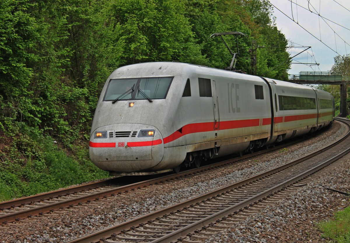 401 507-9  Platting , fuhr am 09.05.2013 als ICE 276 (Interlaken Ost - Berlin Hbf (tief)) durch die S�dkurve von Schallstadt, dem n�chsten Halt in Freiburg (Brsg) Hbf entgegen. Das besondere ist, dass der 401 007/507 keinen Speisenwagen besitzt und eigentlich �ffters auf Kurzen Verbindungen, wie z.B. Berlin Hamburg eingesetzt wird.