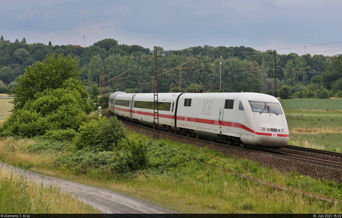 401 508-7 (Tz 108  Lichtenfels ) unterwegs als Umleiter südlich von Friedland, unweit der Landesgrenze zwischen Niedersachsen und Hessen.

🧰 DB Fernverkehr
🚝 ICE 881 (Linie 25) Hamburg-Altona–München Hbf
🚩 Bahnstrecke Frankfurt–Göttingen (KBS 613)
🕓 10.7.2021 | 15:32 Uhr