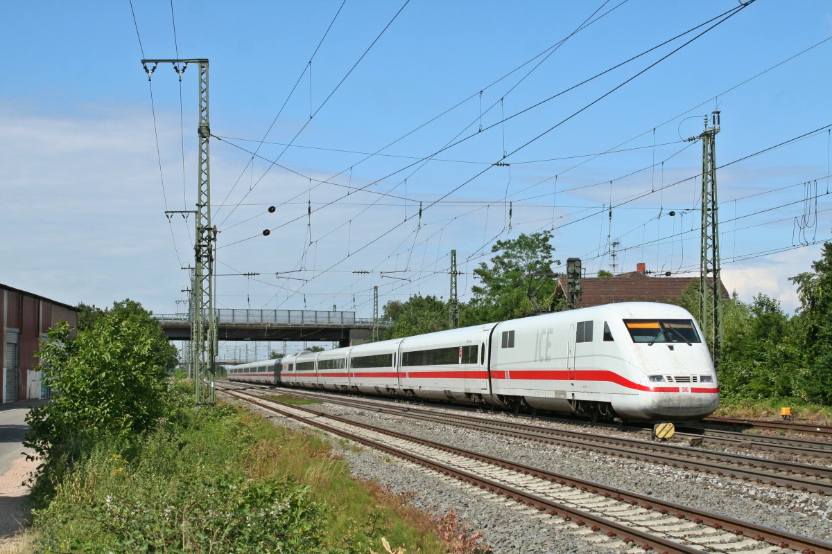 401 511-1 verlsst als ICE 274 von Basel SBB nach Berlin Ostbahnhof am Nachmittag des 14.06.14 den Bahnhof Mllheim (Baden).