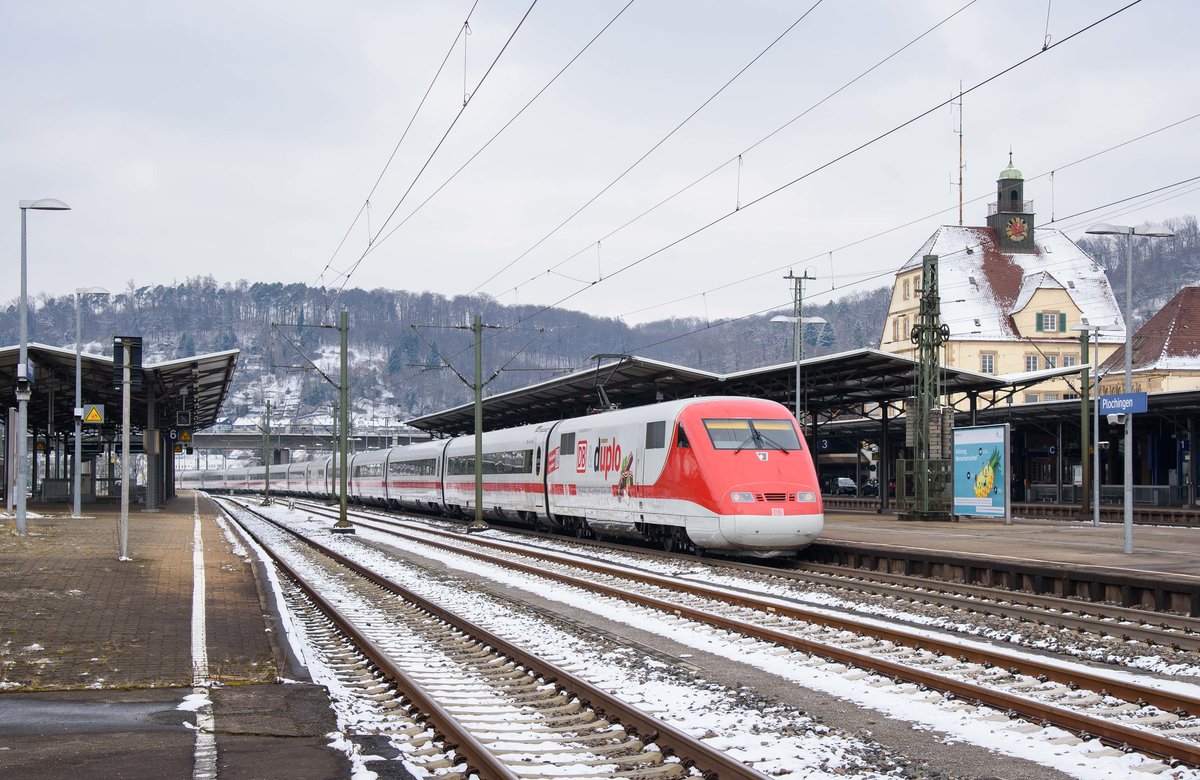 401 512(401 012)mit Werbung für Duplo als ICE 593 nach München.(Plochingen 18.3.2018).