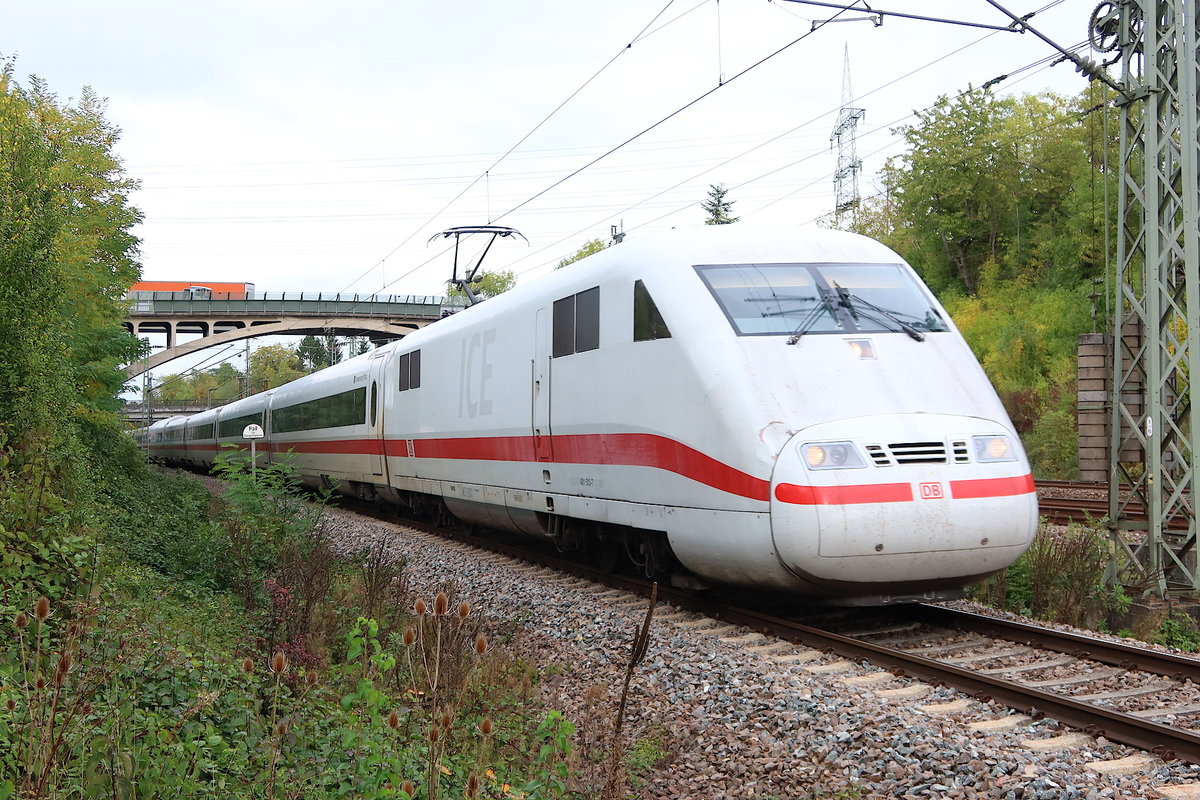 401 513-7 sieht etwas ramponiert aus, als er am 9.Oktober 2020 Stuttgarter Gleise erreicht 🧰 DB 🚝 ICE 597 Berlin Ostbahnhhof - München 🚩 Bahnstrecke KBS 770 (Residenzbahn) 🕓 9.10.2020 | 15:48 Uhr