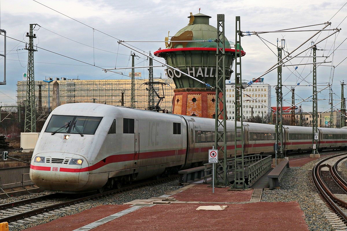 401 513-7 (Tz 113  Frankenthal/Pfalz ) als ICE 707 (Linie 18) von Hamburg-Altona nach München Hbf erreicht Halle(Saale)Hbf auf Gleis 8. [27.12.2017 | 14:49 Uhr]