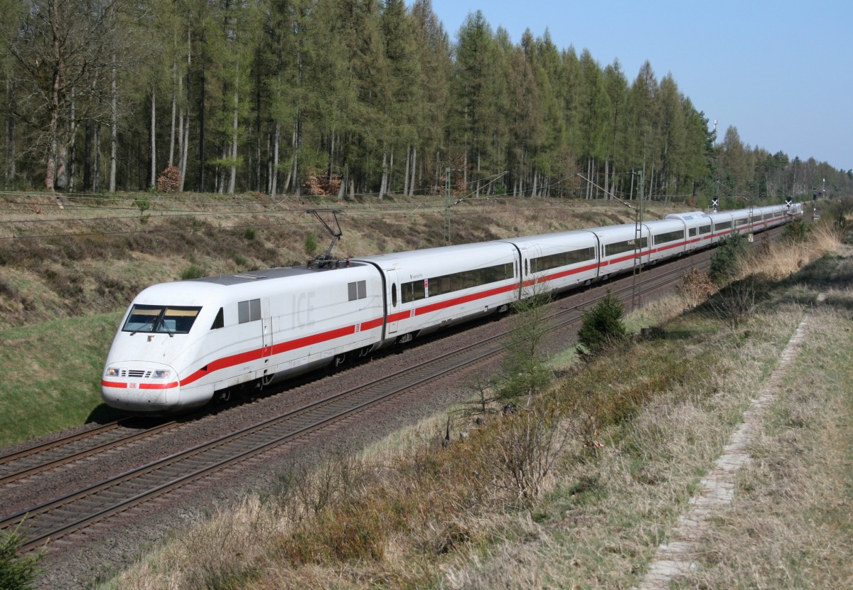 401 513 als ICE 577 (Hamburg-Altona–Stuttgart Hbf) am 15.04.2015 zwischen Unterl�� und Eschede
