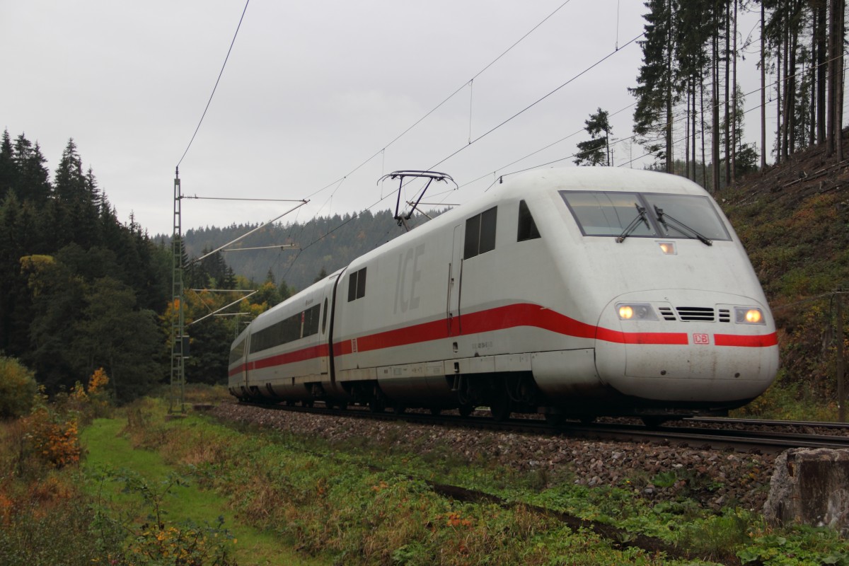 401 514-5  Friedrichshafen  erklimmt die Frankenwaldrampe bei F�rtschendorf am 09.10.2015.