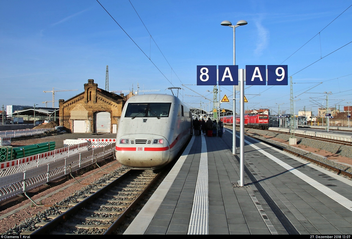 401 514-5 (Tz 114  Friedrichshafen ) als ICE 800 (Linie 18) von München Hbf nach Hamburg Hbf steht in Halle(Saale)Hbf auf Gleis 8.
[27.12.2018 | 13:07 Uhr]
