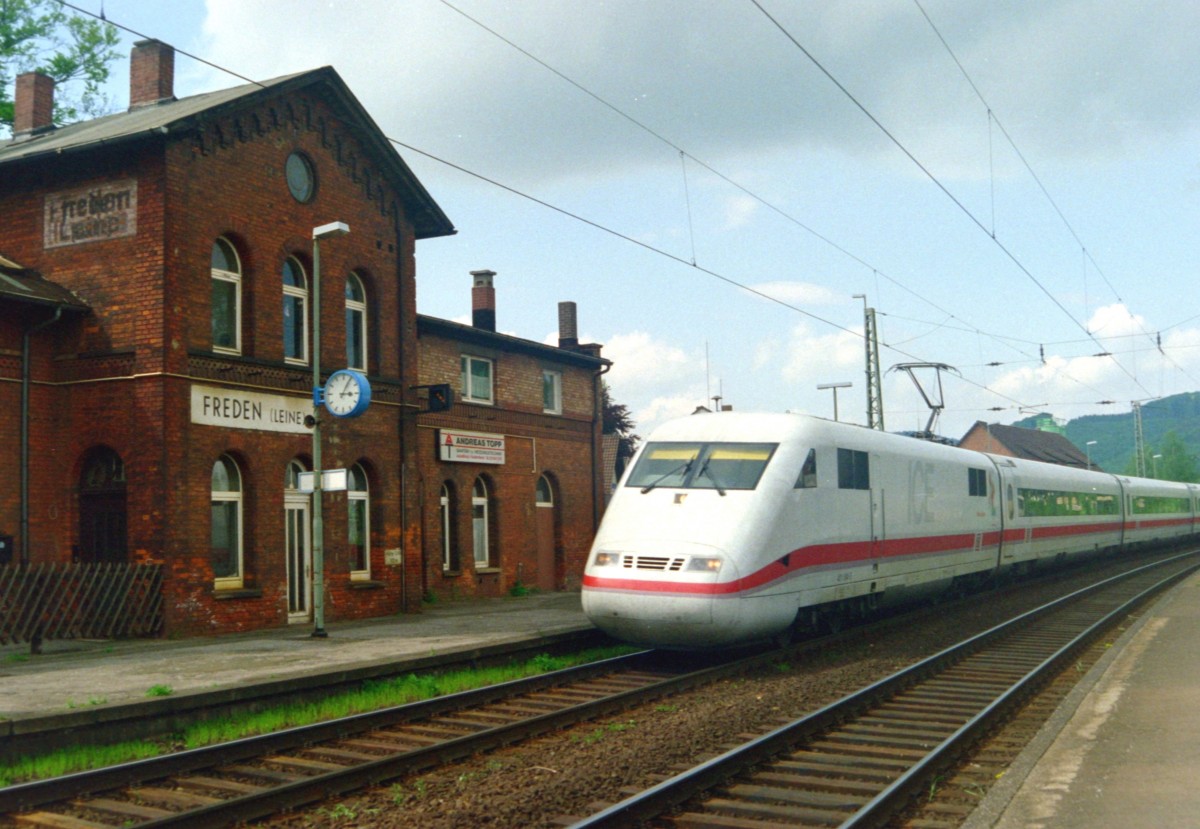 401 514 als Umleiter-ICE 589  Max Planck  (Hamburg–Mnchen) am 13.05.1999 in Freden (Leine)