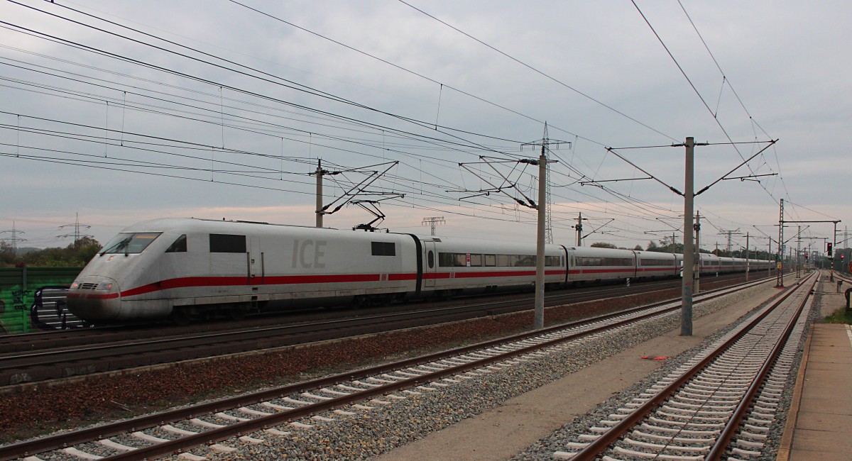 401 515-2 kommt am 07.10.2014 mit dem ICE 693 nach München Hbf durch Wustermark gefahren.