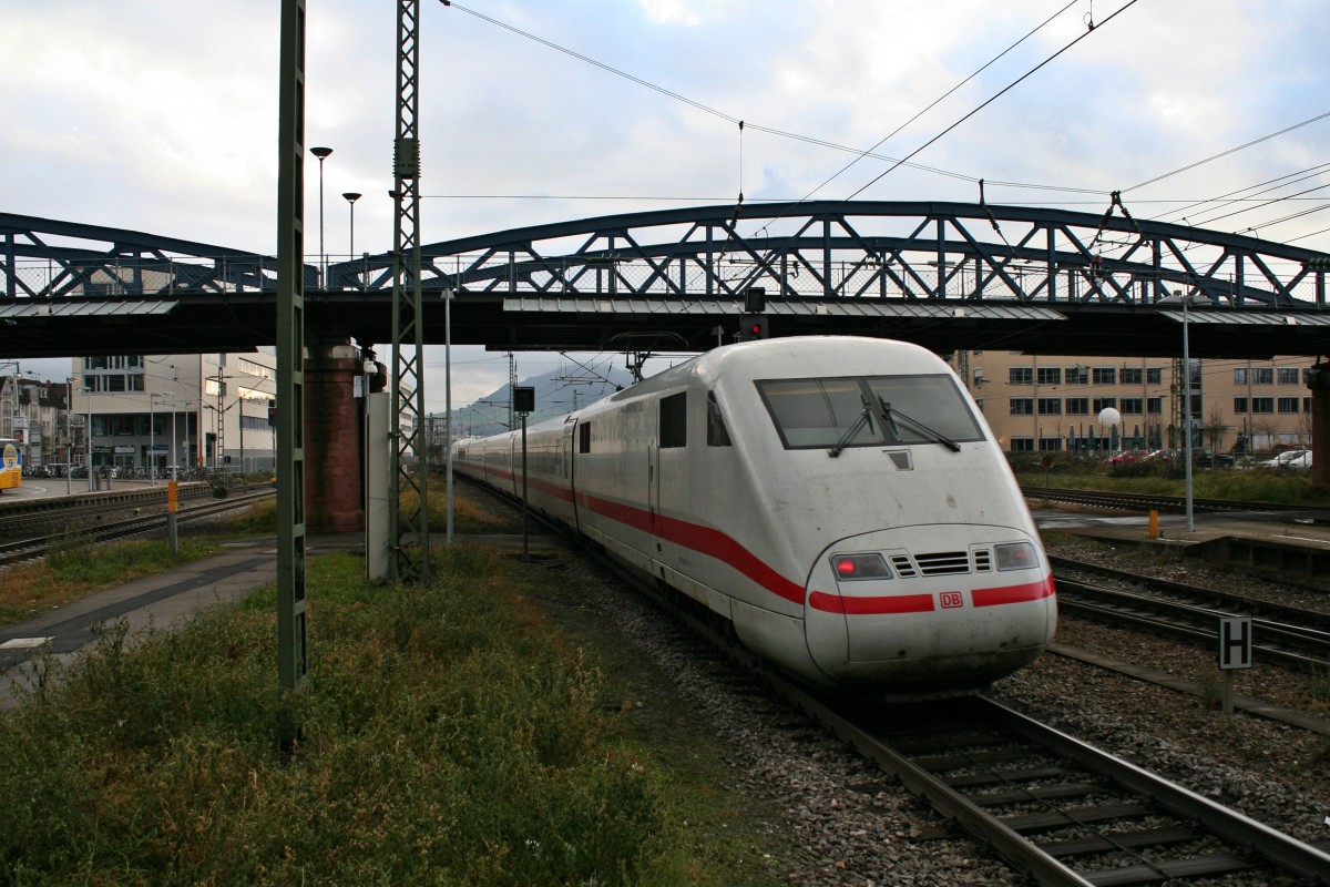 401 516-0 als gut 10 Minuten verspteter ICE 279 von Berlin Ostbahnhof nach Basel SBB am Nachmittag des 14.12.13 beim Verlassen des Freiburger Hauptbahnhofs.