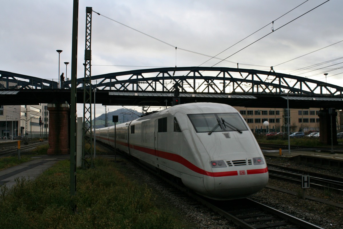401 516-0 als ICE 279 von Berlin Ostbahnhof nach Basel SBB am Nachmittag des 14.12.13 beim Verlassen des Freiburger Hauptbahnhofs.