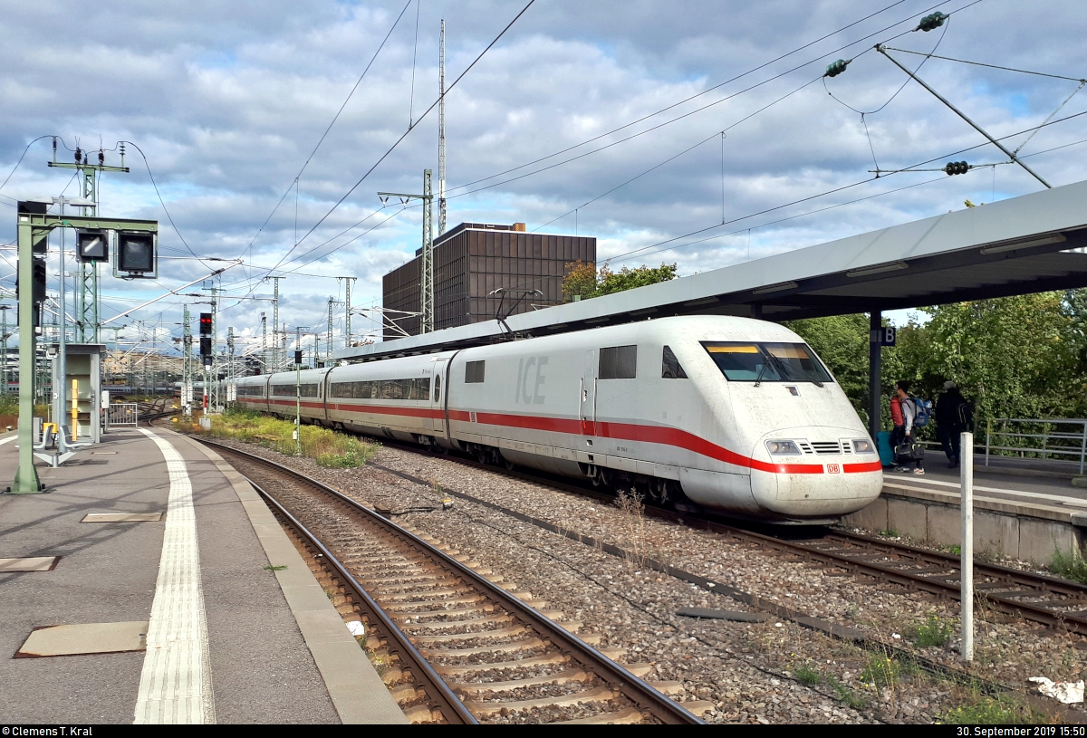 401 516-0 (Tz 116  Pforzheim ) als verspäteter ICE 597 (Linie 11) von Berlin Gesundbrunnen nach München Hbf erreicht Stuttgart Hbf abweichend auf Gleis 15.
(Smartphone-Aufnahme)
[30.9.2019 | 15:50 Uhr]