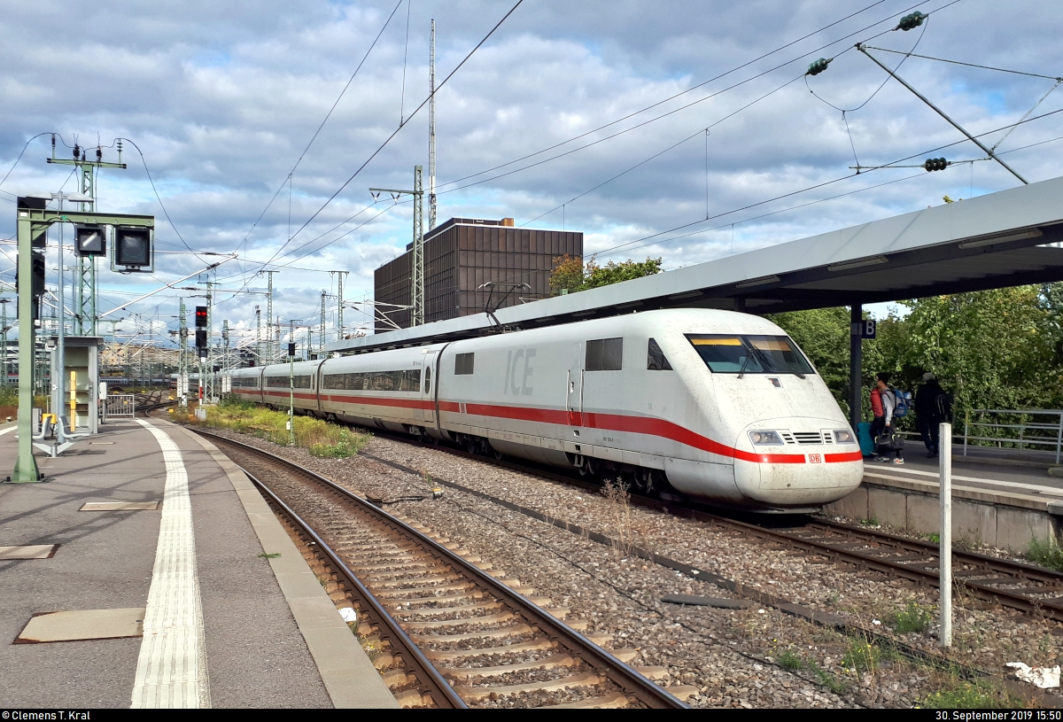 401 516-0 (Tz 116  Pforzheim ) als verspäteter ICE 597 (Linie 11) von Berlin Gesundbrunnen nach München Hbf erreicht Stuttgart Hbf abweichend auf Gleis 15.
(Smartphone-Aufnahme)
[30.9.2019 | 15:50 Uhr]