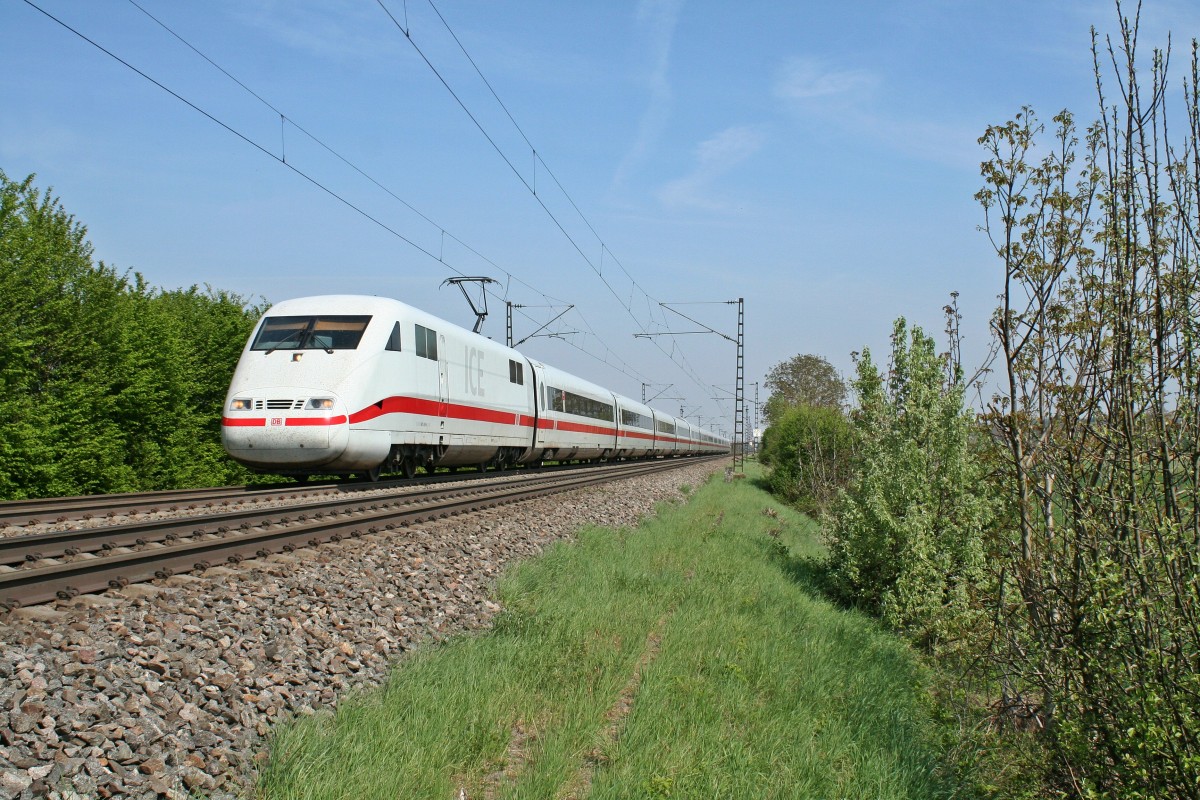 401 518-6 als ICE 71 von Hamburg-Altona nach Basel SBB am Mittag des 12.04.14 nrdlich des Bahnhofs Mllheim (Baden).