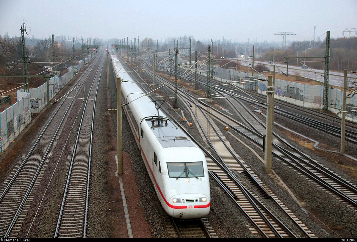 401 520 (Tz 120  Lüneburg ) als ICE 595 (Linie 11) von Berlin Hbf (tief) nach München Hbf passiert den Abzweig Thüringen (At). Aufgenommen von der Brücke Dieselstraße, Halle (Saale). [28.3.2018 | 8:46 Uhr]