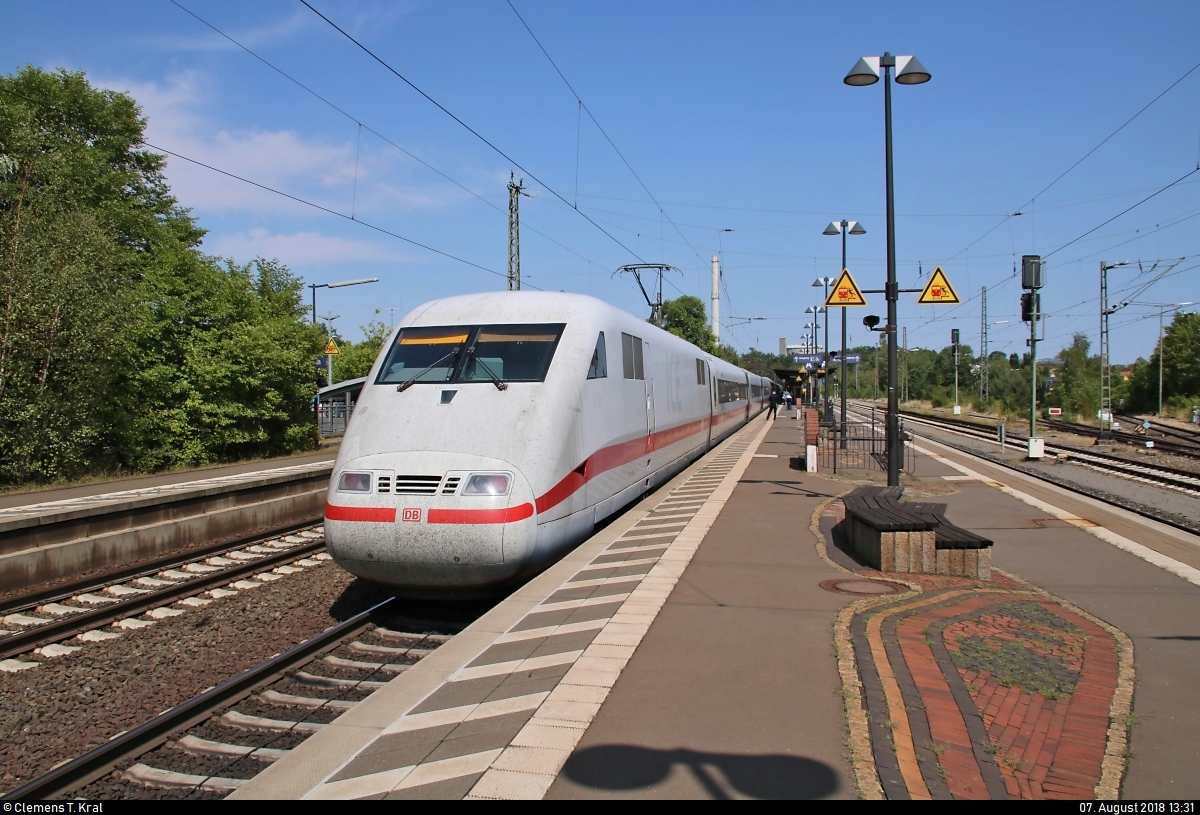 401 552-5 (Tz 152  Hanau ) als unbekannter ICE Richtung Hamburg steht im Bahnhof Uelzen auf Gleis 102.
[7.8.2018 | 13:31 Uhr]