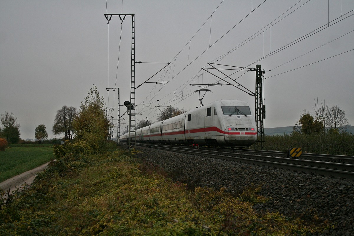 401 554-1 als ICE 70 von Basel SBB nach Hamburg-Altona am frhen Abend des 22.11.13 nrdlich von Mllheim (Baden).
Der Zug verkehrte an diesem Tag gedreht.