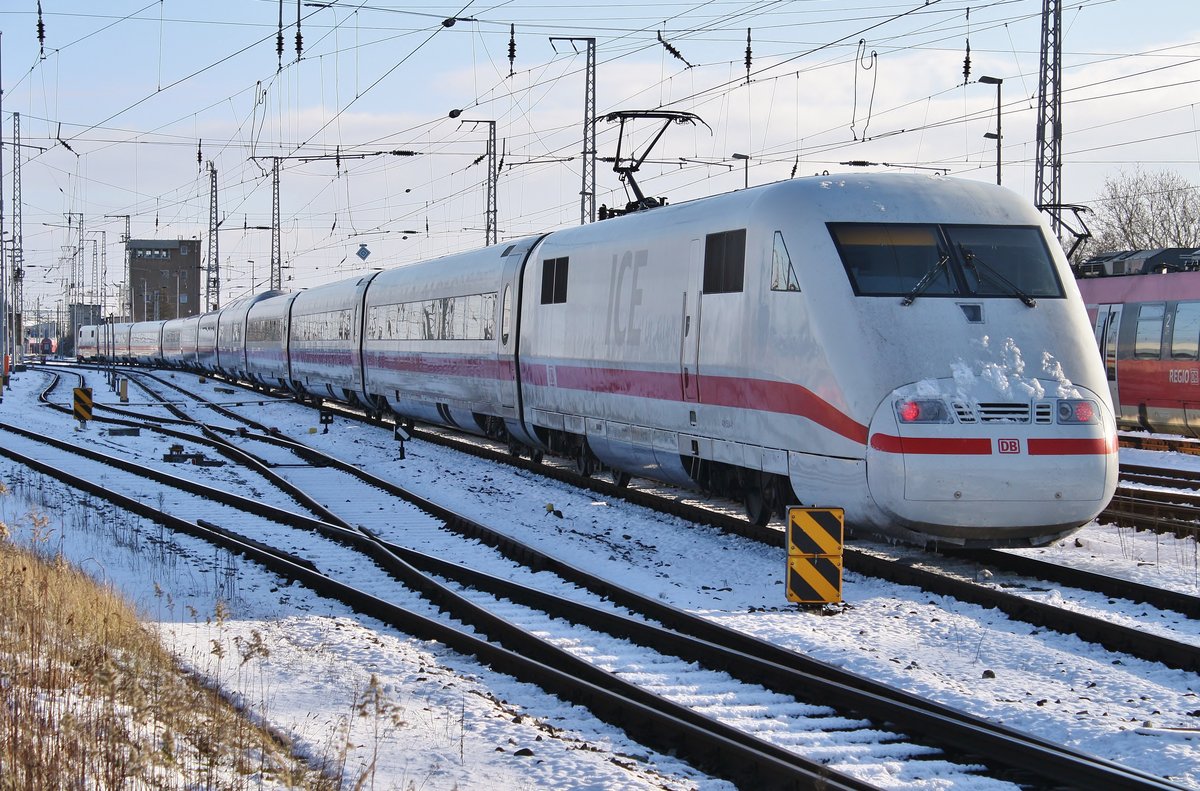 401 554-1 fährt am 31.01.2021 als ICE737 von Stralsund Hauptbahnhof nach Köln Hauptbahnhof aus dem Rostocker Hauptbahnhof aus. 