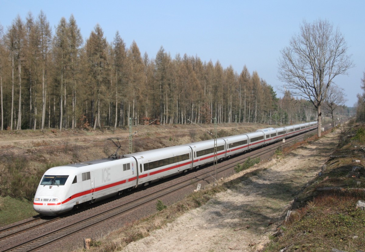 401 554 als ICE 789 (Hamburg-Altona–Mnchen Hbf) am 02.04.2011 zwischen Unterl und Eschede