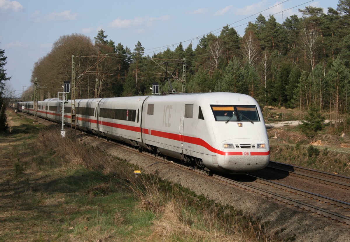 401 555 als ICE 883 (Kiel Hbf–M�nchen Hbf) am 15.04.2015 zwischen Unterl�� und Eschede