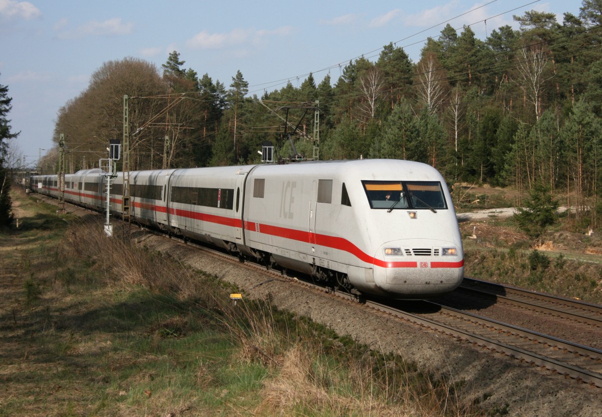 401 555 als ICE 883 (Kiel Hbf–Mnchen Hbf) am 15.04.2015 zwischen Unterl und Eschede