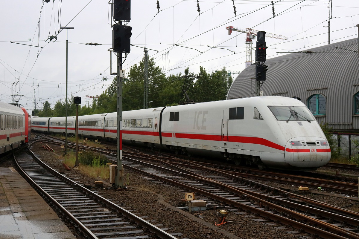 401 556-6 (Tz 156  Heppenheim/Bergstraße ) als verspäteter ICE 831 (Linie 22) nach Stuttgart Hbf verlässt seinen Startbahnhof Hamburg-Altona. [29.7.2017 - 15:19 Uhr]