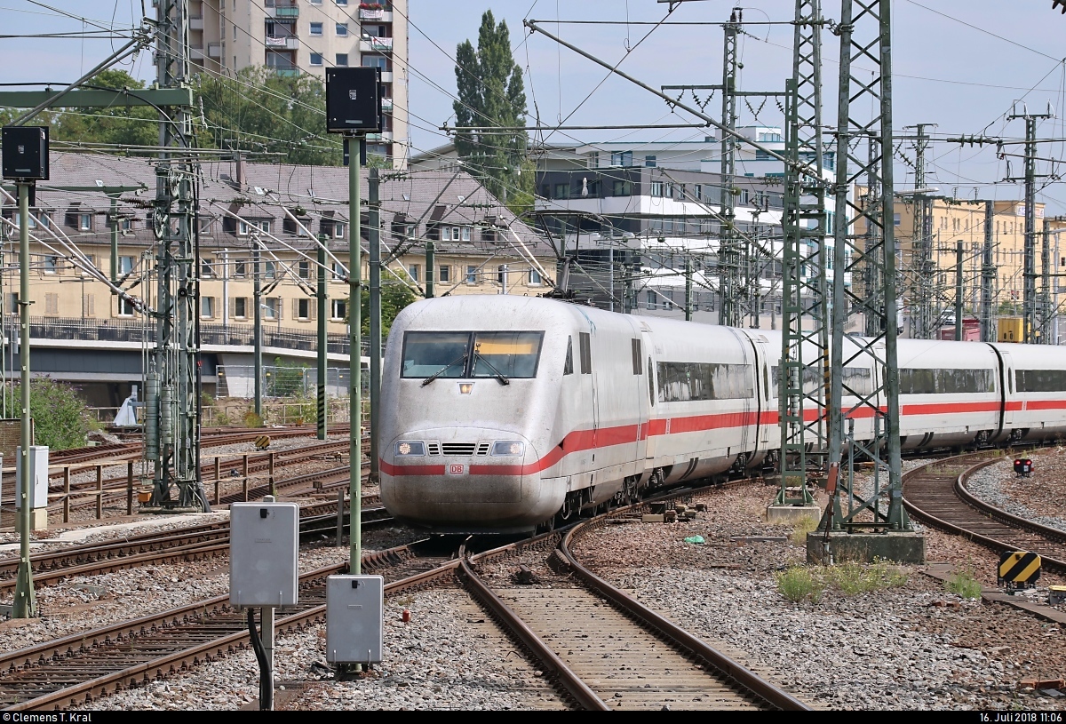 401 557 (Tz 157  Landshut ) als ICE 578 (Linie 22) nach Hamburg-Altona wird in seinem Startbahnhof Stuttgart Hbf auf Gleis 5 bereitgestellt.
[16.7.2018 | 11:06 Uhr]