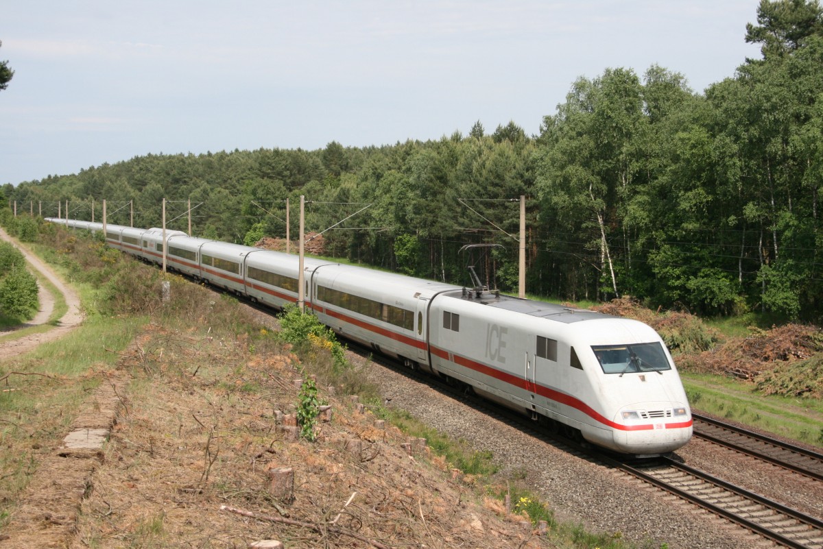 401 559 als ICE 771 (Hamburg–Stuttgart) am 30.05.2009 zwischen Suderburg und Unterl