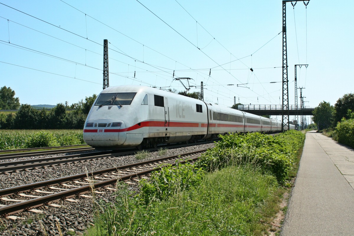 401 562-4 als ICE 271 von Berlin Ostbahnhof nach Basel SBB am Nachmittag des 02.08.13 im nrdlichen Bahnhofsteil von Mllheim (Baden).