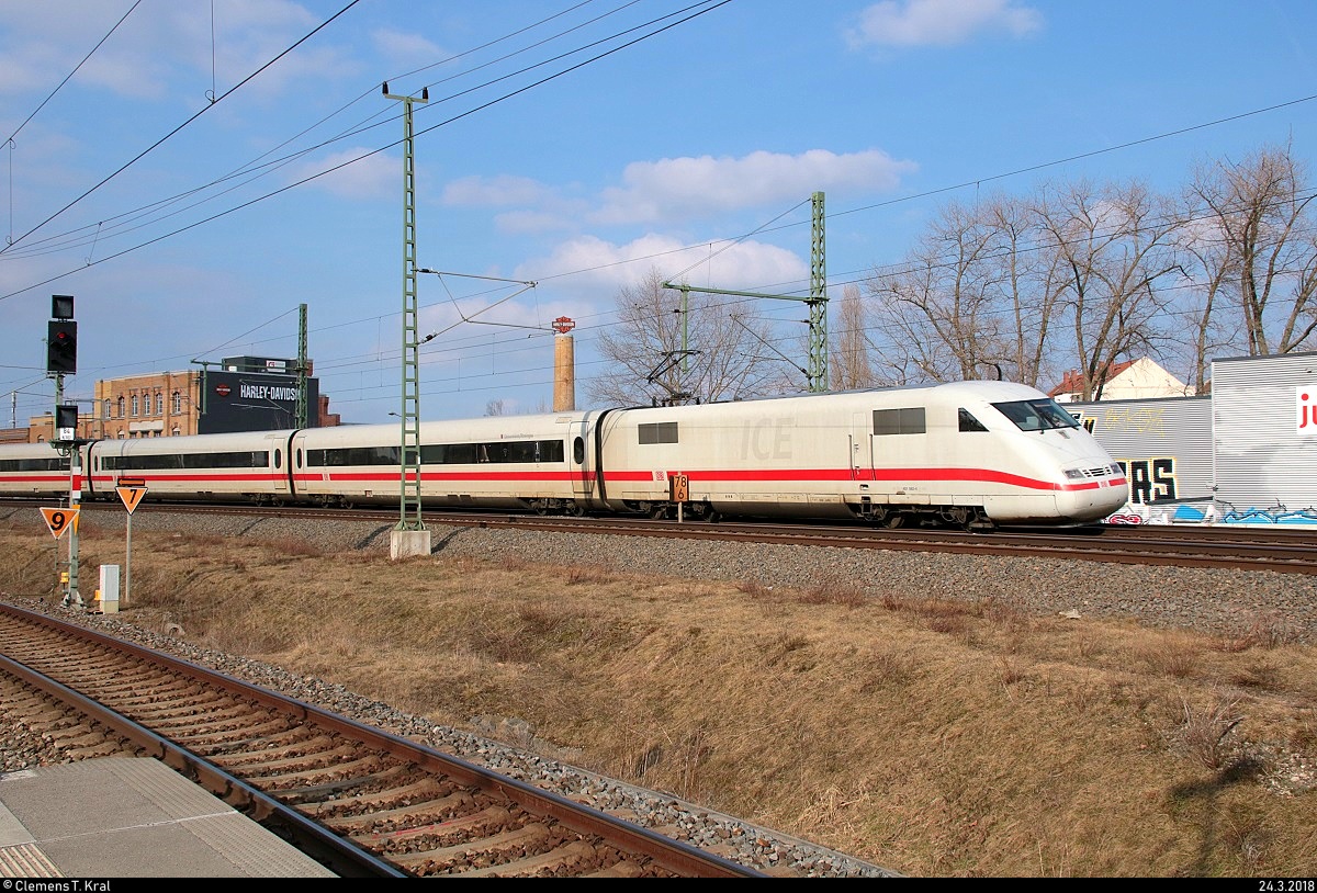 401 562-4 (Tz 162  Geisenheim/Rheingau ) als verspäteter ICE 690 (Linie 11) von München Hbf nach Hamburg-Altona fährt am Hp Leipzig Nord auf der Neubaustrecke Erfurt–Leipzig/Halle (KBS 580). [24.3.2018 | 15:44 Uhr]