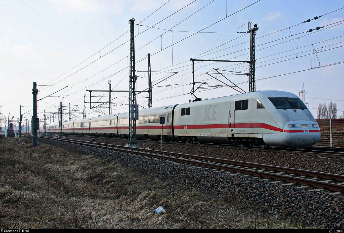 401 563-2 als umgeleiteter ICE 693 (Linie 11) von Berlin Hbf (tief) nach München Hbf fährt in Halle-Kanena auf der Bahnstrecke Magdeburg–Leipzig (KBS 340). [25.3.2018 | 16:31 Uhr]