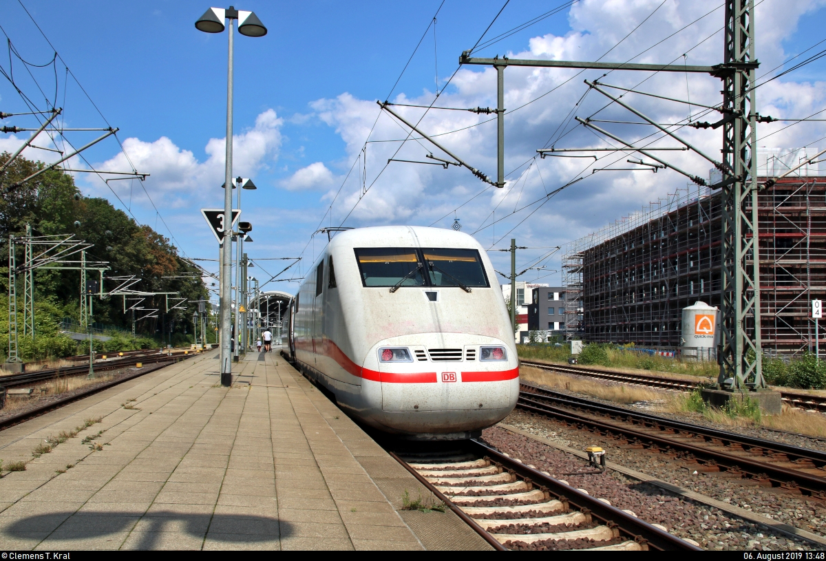401 563-2 (Tz 163) als verspäteter ICE 674 (Linie 20) von Karlsruhe Hbf steht in seinem Endbahnhof Kiel Hbf auf Gleis 3.
[6.8.2019 | 13:48 Uhr]